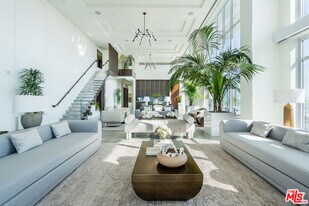 825 S Hill St in Los Angeles, CA - Building Photo