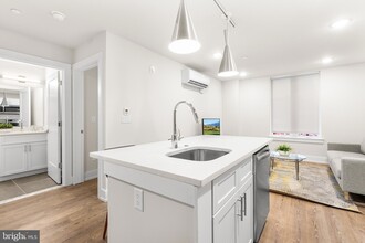 214 Vine St in Philadelphia, PA - Building Photo - Building Photo