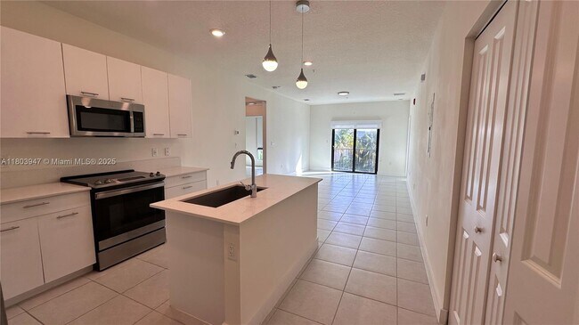 8001 NW 41st St in Doral, FL - Building Photo - Building Photo