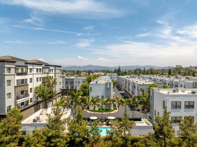 Latitude 33 in Escondido, CA - Foto de edificio - Building Photo