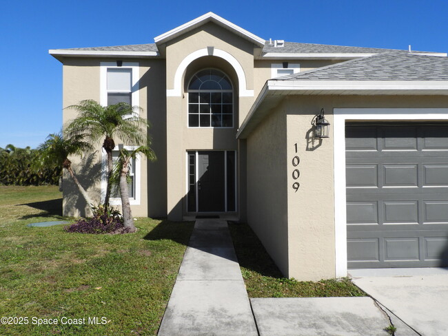 1009 SE Bywood Ave in Port St. Lucie, FL - Building Photo - Building Photo