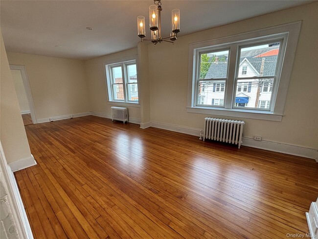 8 E Carver St in Huntington, NY - Foto de edificio - Building Photo