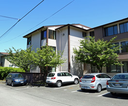 Pleasant Valley Plaza in Seattle, WA - Building Photo - Building Photo