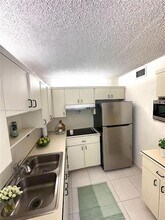 4675 W 18th Ct, Unit 801 in Hialeah, FL - Building Photo - Building Photo