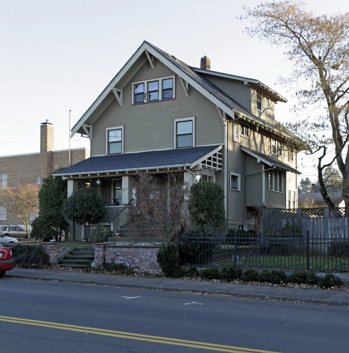 2221 Broadway St in Vancouver, WA - Foto de edificio