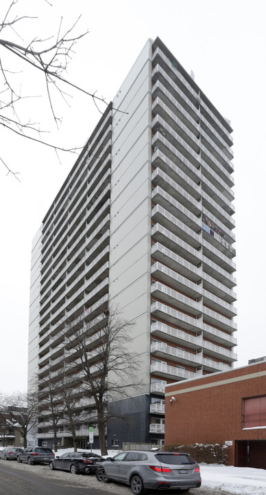 Maclaren Towers in Ottawa, ON - Building Photo