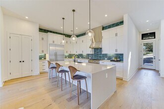 2401 Trailside Dr in Austin, TX - Building Photo - Building Photo