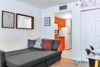 1200 Brickell Bay Dr in Miami, FL - Building Photo - Building Photo