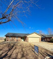 1135 W Johnathan Way in Mustang, OK - Building Photo