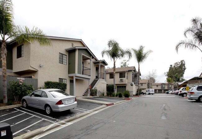 Brighton Village in Escondido, CA - Foto de edificio - Building Photo