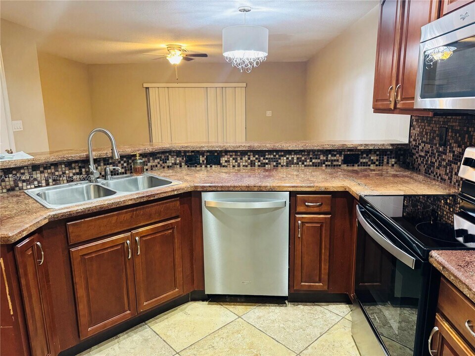 9087 Chambers St in Tamarac, FL - Building Photo