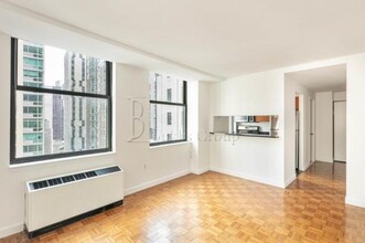 100 Maiden Ln in Manhattan, NY - Building Photo - Building Photo