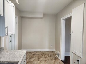 529 E Cuyahoga Falls Ave in Akron, OH - Building Photo - Building Photo