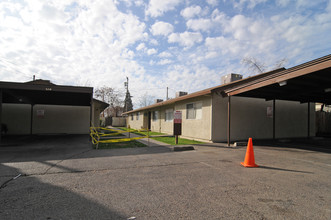 526 Vermont Ave in Turlock, CA - Foto de edificio - Building Photo