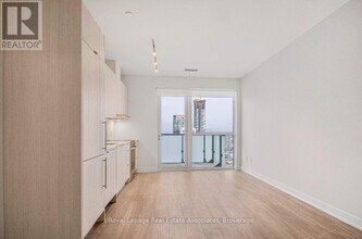 4130 Parkside Village Dr in Mississauga, ON - Building Photo - Building Photo