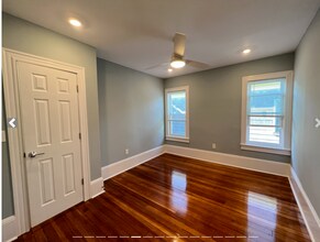 2 Mossland St, Unit 3 in Somerville, MA - Foto de edificio - Building Photo