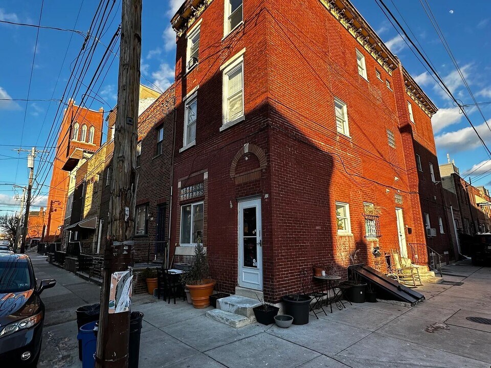 1523 S 10th St in Philadelphia, PA - Building Photo