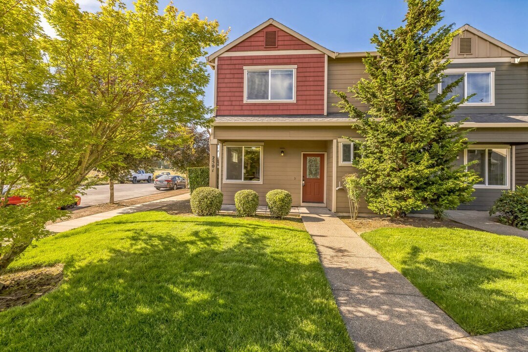 2501 Carson Loop in Forest Grove, OR - Building Photo