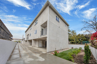 12000 Runnymede St in North Hollywood, CA - Building Photo - Building Photo