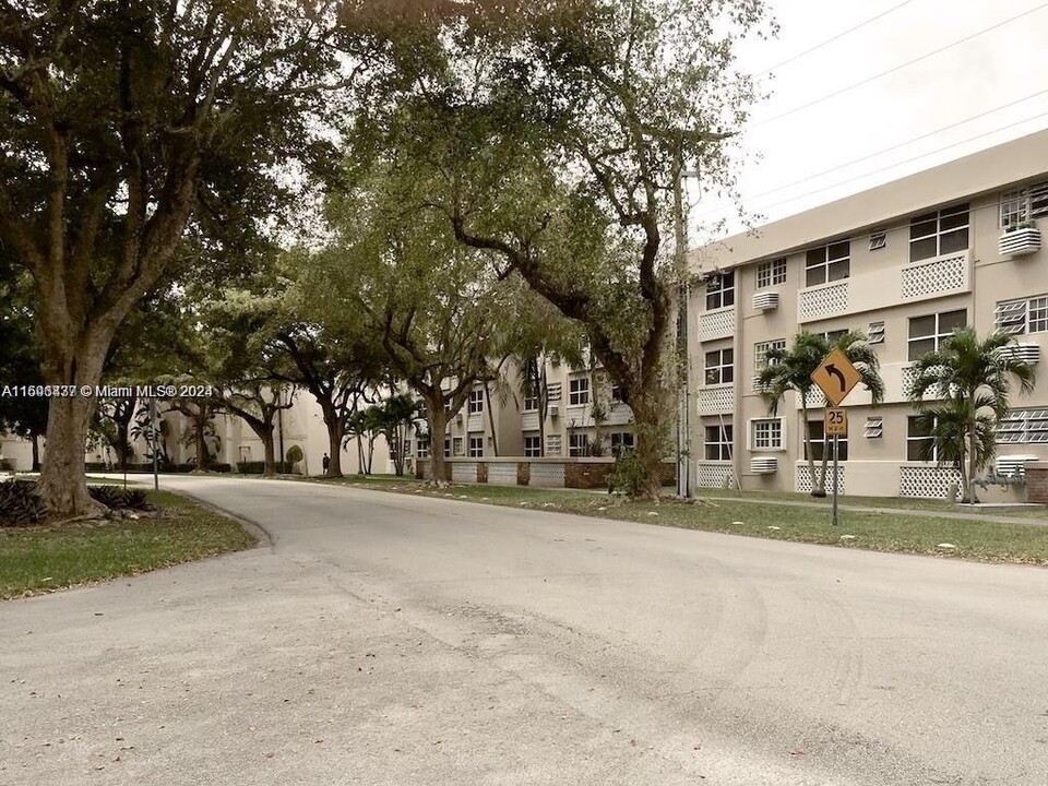 6580 Santona St in Miami, FL - Foto de edificio