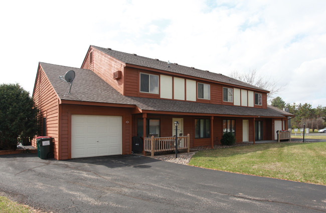 1440 Hazel Ct in Hudson, WI - Foto de edificio - Building Photo