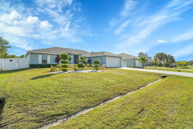 226 SW Starfish Ave in Port St. Lucie, FL - Building Photo - Building Photo