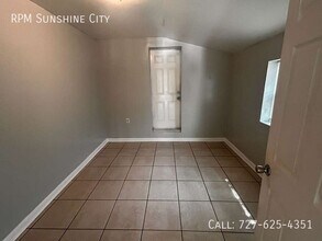 8211 N 17th St in Tampa, FL - Building Photo - Building Photo