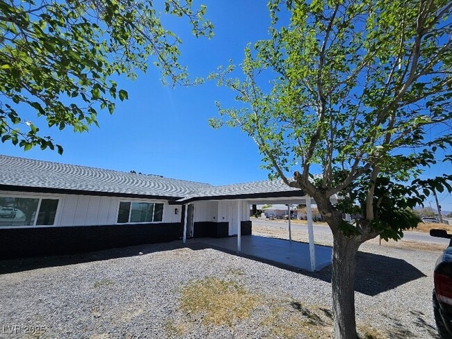 property at 1083 E Calvada Blvd