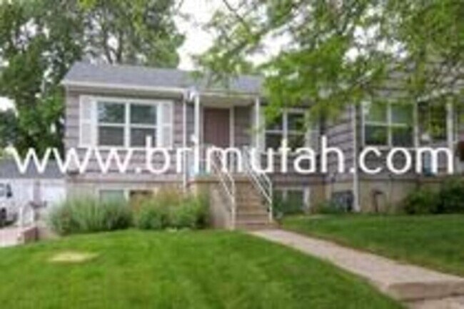 property at 122 E Girard Ave