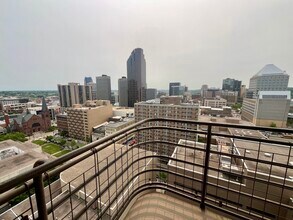 26 10th St W, Unit 1911 in St. Paul, MN - Foto de edificio - Building Photo