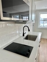 126 E Main St in Port Jefferson, NY - Foto de edificio - Building Photo