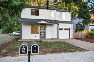 13838 SE Knight St in Portland, OR - Building Photo - Building Photo