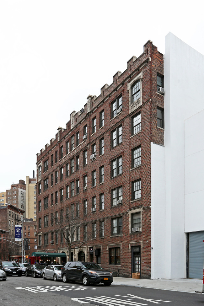 225 W 12th St in New York, NY - Foto de edificio - Building Photo