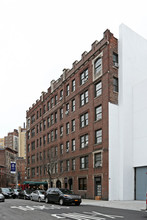 225 W 12th St in New York, NY - Building Photo - Building Photo