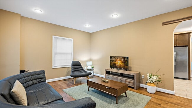 800 S Washington St in Falls Church, VA - Building Photo - Building Photo