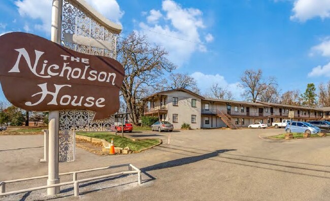 Nicholson House in Paris, TX - Building Photo - Primary Photo