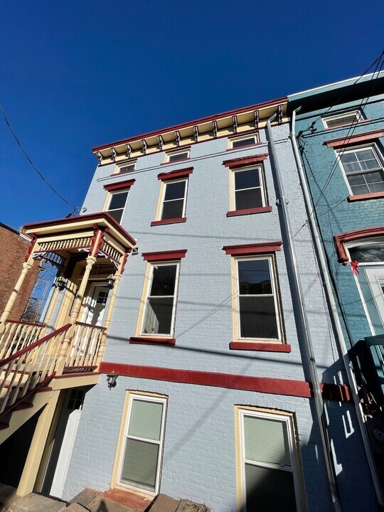 131 Lander St in Newburgh, NY - Building Photo