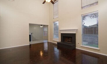 1049 Highland Station Dr in Saginaw, TX - Building Photo - Building Photo