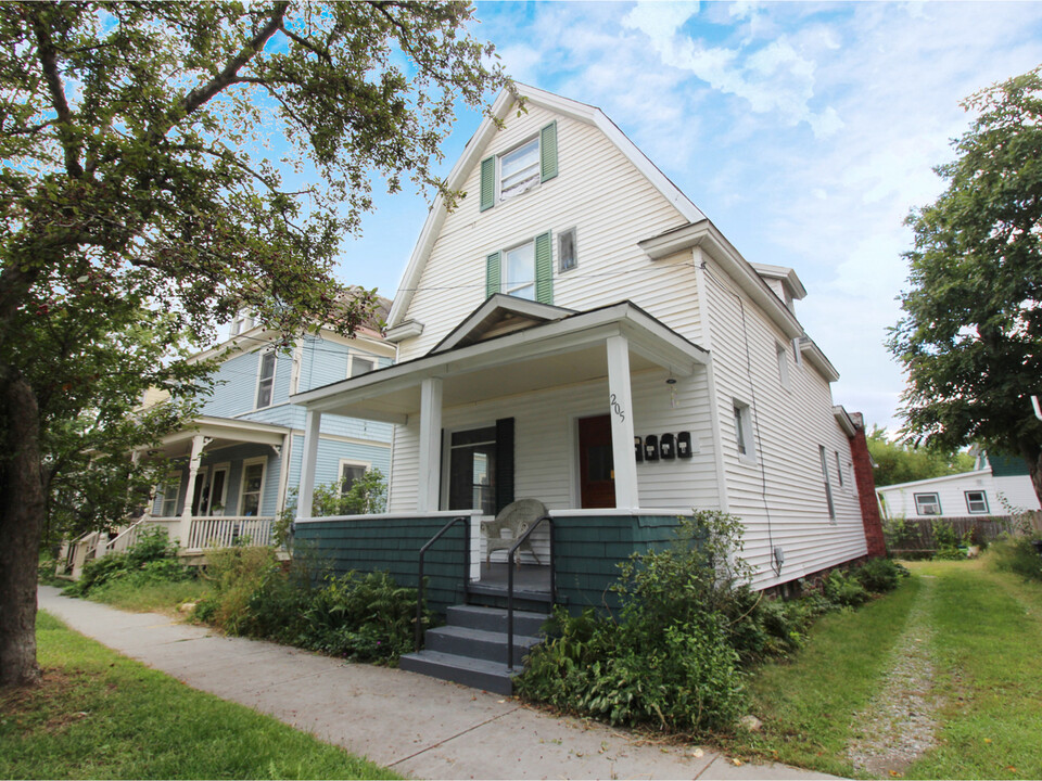 205 N Willard St in Burlington, VT - Building Photo