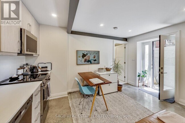 219 Quebec Ave in Toronto, ON - Building Photo - Building Photo