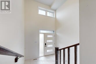 98 Huguenot Rd in Oakville, ON - Building Photo - Building Photo