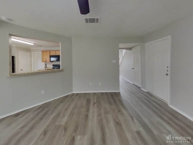 1701 Pecan View Dr in Garland, TX - Foto de edificio - Building Photo