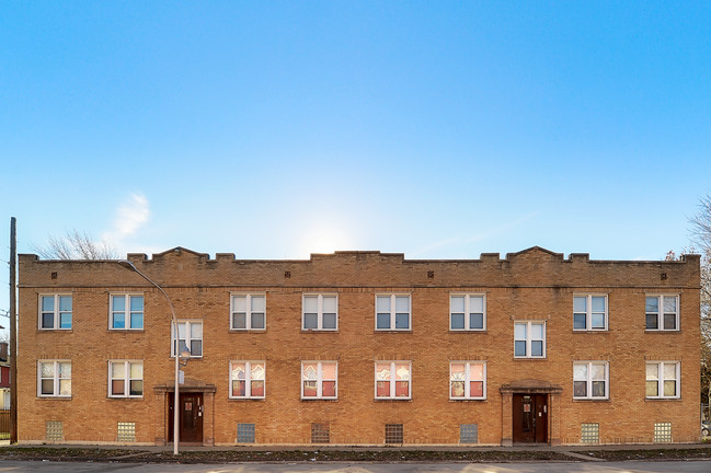 Austin Blonde Brick Corner Unit in Chicago, IL - Building Photo - Building Photo