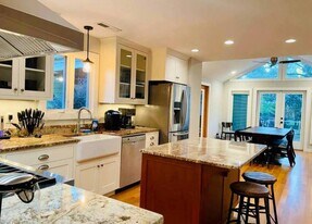 501 E Poplar Ave in Carrboro, NC - Building Photo