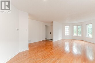 38 Reynolds Ln in Barrie, ON - Building Photo - Building Photo