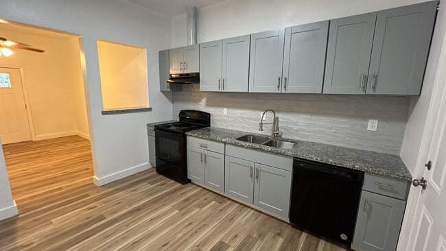 436 E Peach St in Angleton, TX - Building Photo - Building Photo