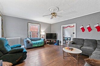 2711 E Kenwood Blvd in Milwaukee, WI - Foto de edificio - Building Photo