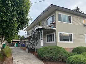 2554-2560-2560 NE Hoyt St in Portland, OR - Building Photo