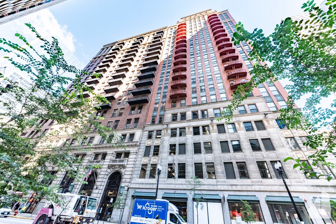 208 W Washington St, Unit 1910 in Chicago, IL - Building Photo