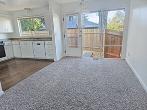 9032 SW Monterey Pl in Portland, OR - Building Photo - Building Photo